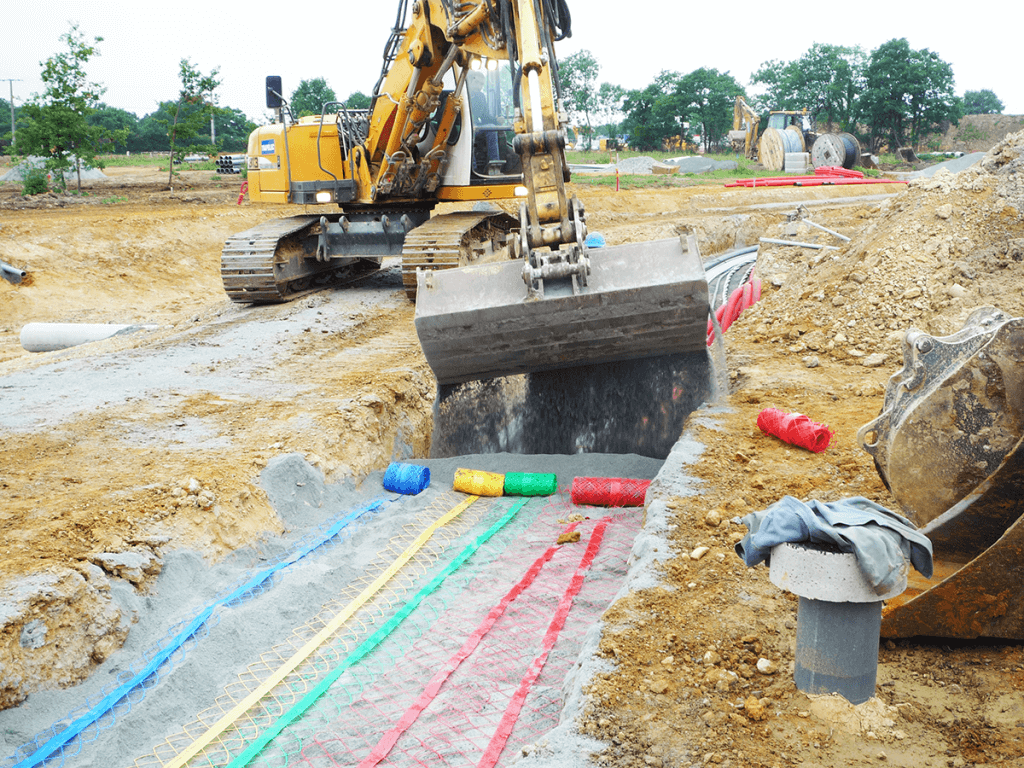 Tractopelle sur Chantier TRAPELEC - Société de réseaux souples